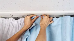 Miten raikastaa verhot ja ikkunaverhot irrottamatta niitä: nopea tapa torjua pölyä ja hajuja