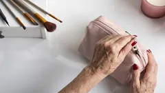 Meikkipussi muuttuu 50 ikävuoden jälkeen koetukseksi: mitä karsia, jotta et näytä vanhemmalta