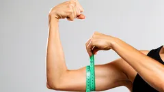 Napakammat käsivarret ilman salia: 3 välineetöntä liikettä ja yksi tekniikkavinkki, joka tekee eron