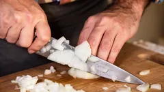 Miten pilkkoa sipulia ilman kyyneleitä: yksi yksinkertainen mutta tehokas niksi, joka auttaa