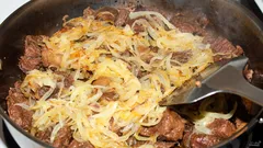 Liha vai sipuli – kumpi kannattaa ruskistaa ensin? Keittiömestari antoi yllättävän neuvon