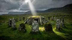 Pyramideja vanhempi arvoitus: mitä arkeologit löysivät Skotlannin 5 000 vuotta vanhoista haudoista?